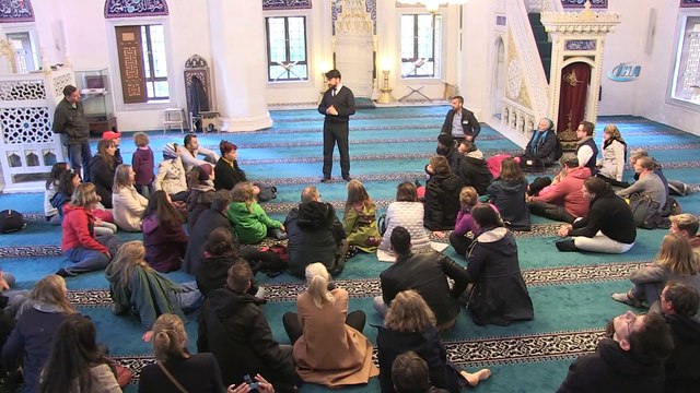 Almanya’daki ‘Açık Cami Günü’ etkinliğine gayrimüslimlerden yoğun ilgi