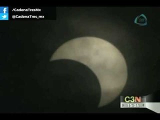 Miles de personas disfrutan el último eclipse solar del año