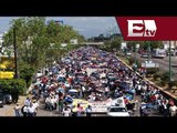 Maestros bloquean carretera en Oaxaca; protestan por desalojo / Titulares con Vianey Esquinca