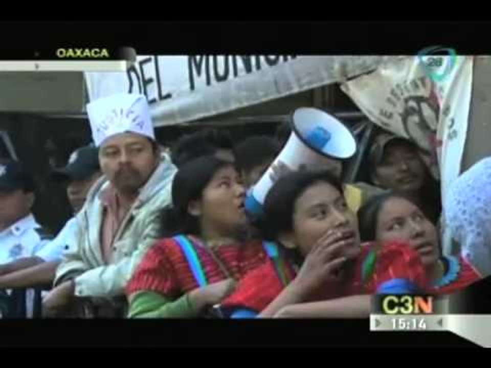 Protestan triquis durante desfile de la Revolución Mexicana