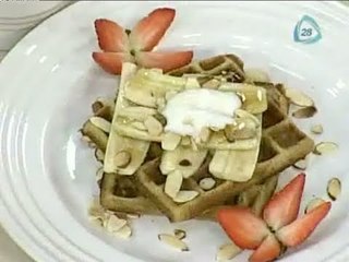 Waffles con yoghurt, plátanos y almendras. Cocinemos Juntos