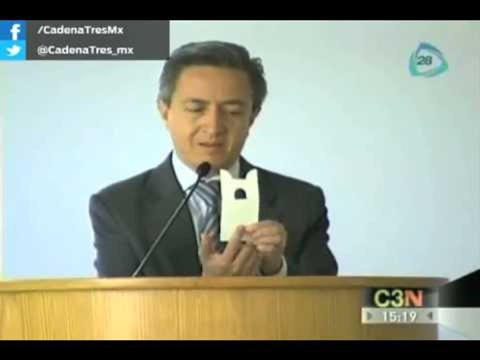 Presenta Banxico tablilla de billetes para invidentes