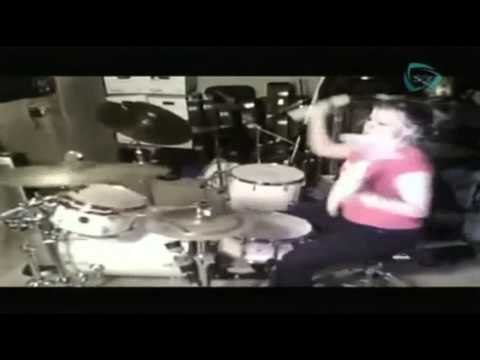 Chica domina artes marciales y musicales al mismo tiempo