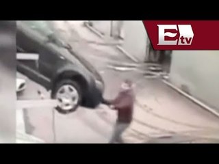 Hombre  intenta detener la caída de auto  con las manos luego de dejarlo sin freno  / Andrea Newman