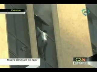 Muere un hombre al caer de un edificio en Pakistán