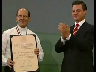 Entrega Peña Nieto al padre Solalinde Premio Nacional de Derechos Humanos