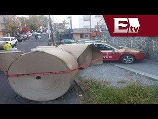 Tráiler con papel rotativo tira su carga en Tlalpan; daña 7 autos / Excélsior Informa