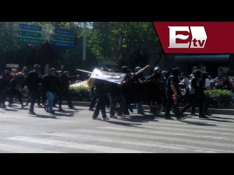 Marchan encapuchados para exigir la liberación de uno de sus compañeros / Vianey Esquinca