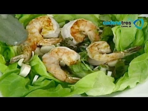 Receta de ensalada de mango con camarones al grill. Recetas de comida fáciles y rápidas