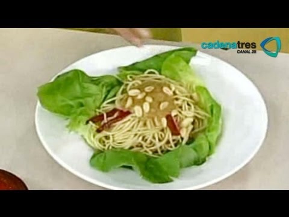 Receta de ensalada con pasta y aderezo de cacah...