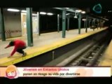 Jóvenes se divierten saltando las vías del metro en Estados Unidos