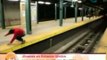 Jóvenes se divierten saltando las vías del metro en Estados Unidos