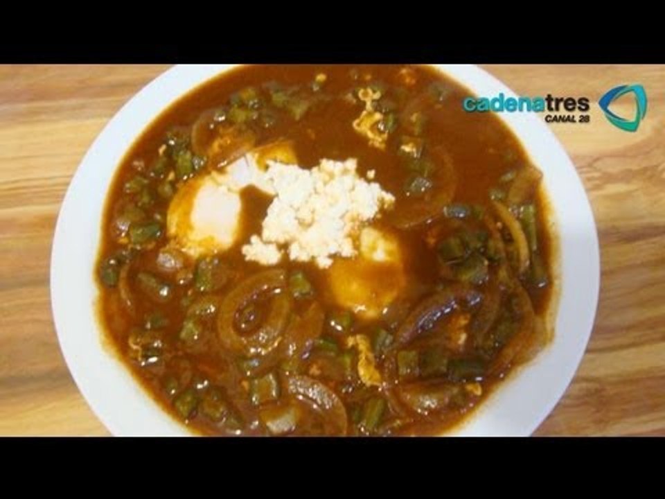 Receta de como preparar nopales navegantes en salsa de guajillo. Receta comida mexicana