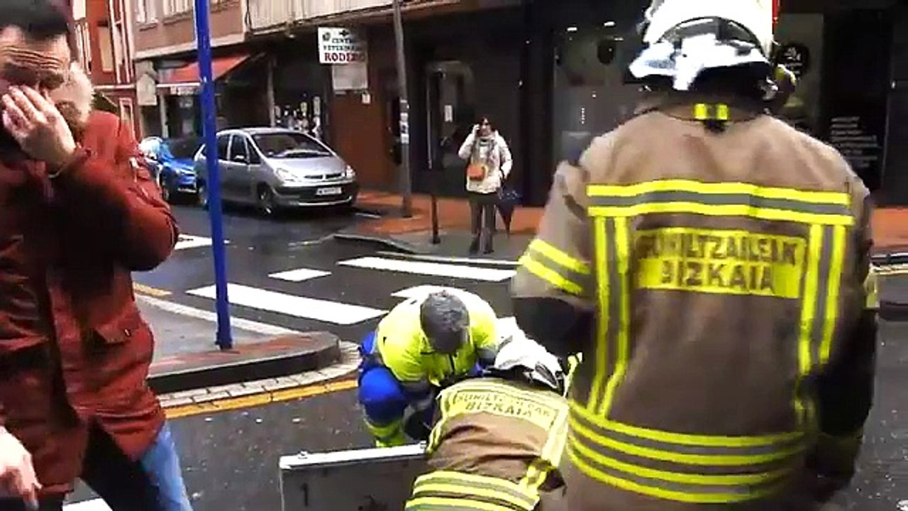 Los bomberos salvan la vida a un perro que se asfixiaba en un incendio en Barakaldo