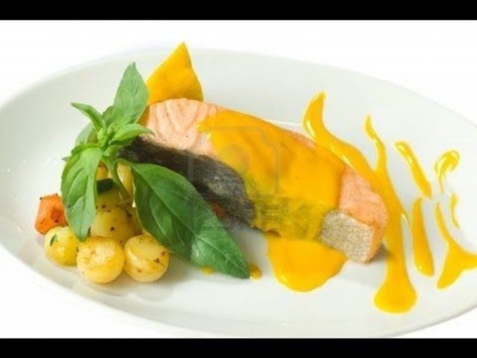 Salmón con salsa de mango y papaya con puré de papa con cilantro