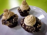 Cupcakes de chocolate con Betún de queso crema y cacahuate