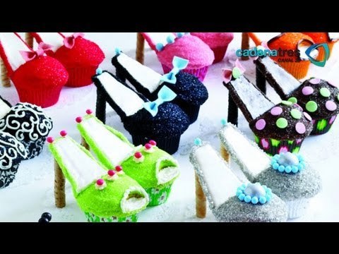 Como decorar zapatillas de merengue en cupcakes. Postres / Receta decorar cupcakes paso a paso