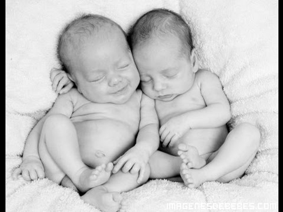 Gemelos recién nacidos bailan al mismo ritmo que su papá / videos divertidos / videos tiernos