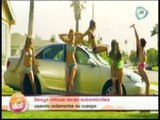 Sexys chicas lavan automóviles utilizando sólo el cuerpo