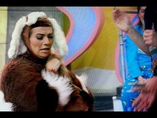 Cecilia Galliano es mordida por un perro en el seno