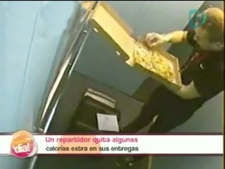 Pizzero es sorprendido "manoseando" la pizza de su cliente