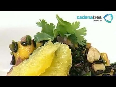 Receta para preparar ensalada de arroz negro con mango y cacahuates. Receta de ensalada