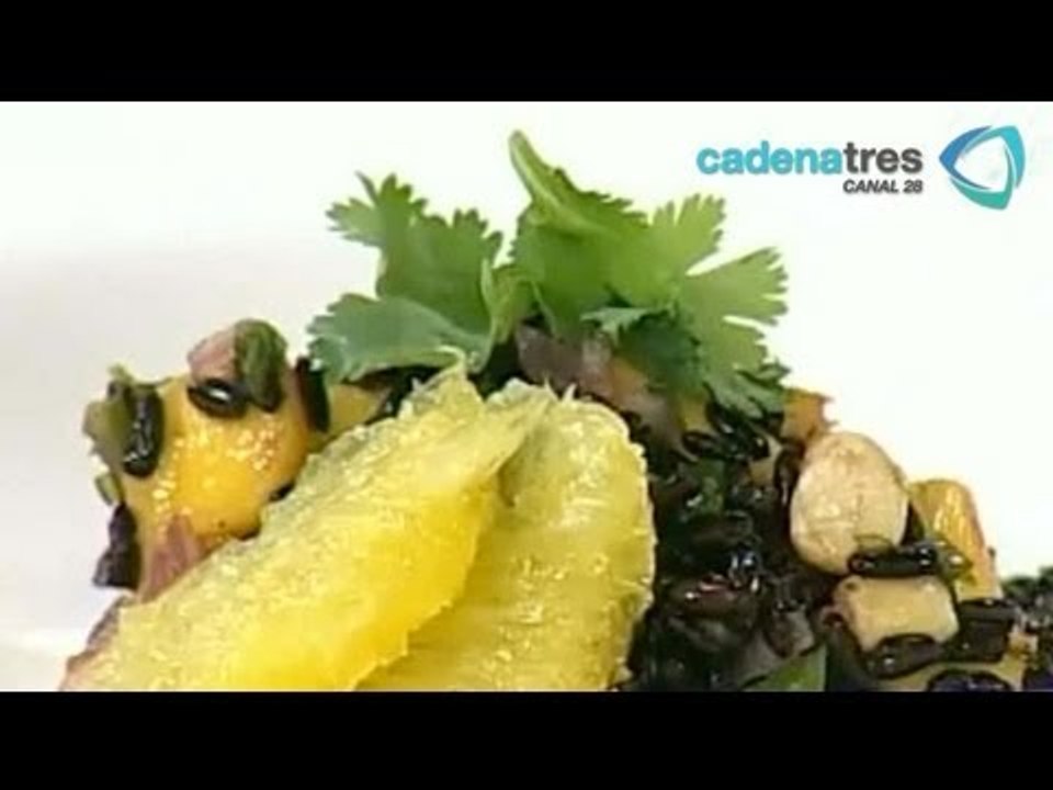 Receta para preparar ensalada de arroz negro con mango y cacahuates. Receta de ensalada