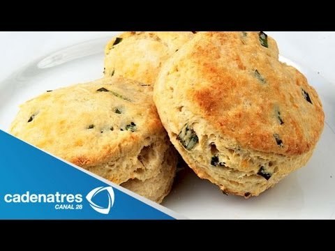 Receta de biscuits de polenta con queso cheddar y chipotle. Receta de biscuits / Polenta