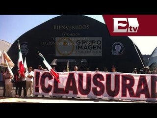 Manifestantes 'clausuran' exposición militar en el Zócalo capitalino/ Comunidad Yazmin Jalil
