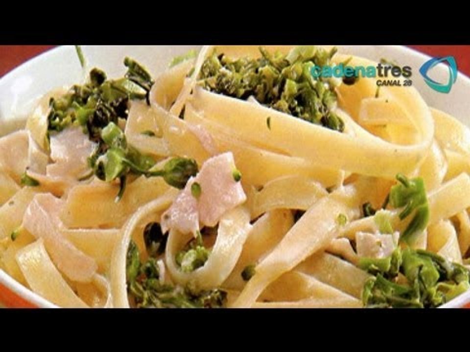 Receta para preparar fettucine carbonara con huevos fritos. Receta de fettucine / Receta pasta