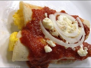 Enchiladas rojas rellenas de huevo