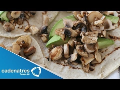 Receta para preparar tacos de champiñones, rajas, elotes y queso. Receta de tacos / Receta