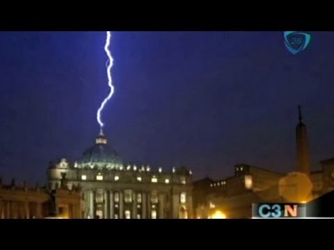 Cae rayo en San Pedro luego de la renuncia de Benedicto XVI. Cadenatres Noticias