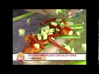 Pescado empapelado con salsa verde y verduras