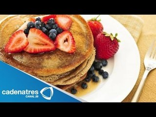 Download Video: Hot Cakes con fresas y crema / Recetas para niños / Cocina con tus hijos