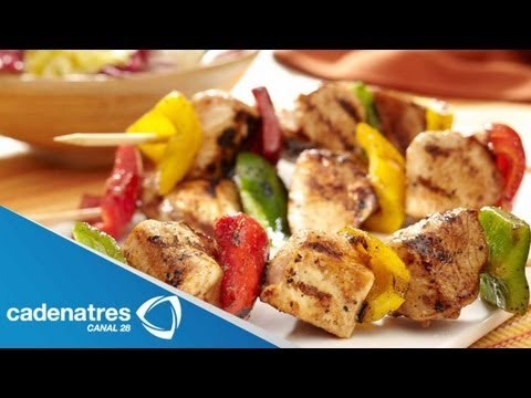 Receta para preparar brochetas de carne de res con cebollitas braseadas. Receta de brocheas