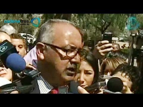 El administrador Juan Abelardo Mosqueda intenta negociar con los encapuchados. Cadenatres Noticias