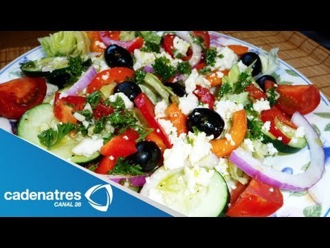 Receta para preparar ensalada griega con pasta y frijoles negros. Receta de ensalada