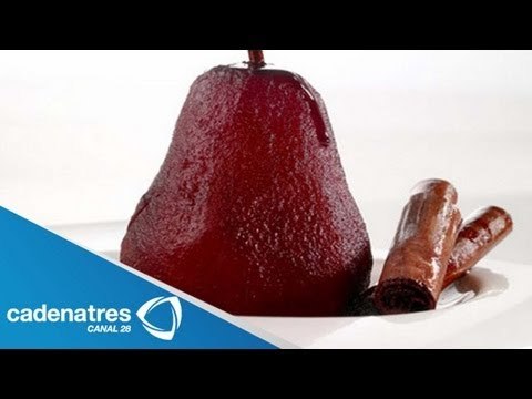 Receta para preparar peras ponchadas con vino y confetti de frutas. Postres mexicanos