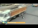 Mujer se salva de ser atropellada por un camión en India (IMÁGENES IMPRESIONANTES)