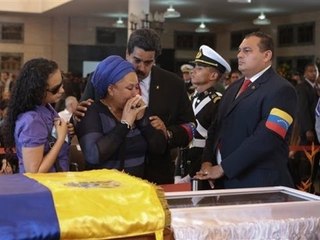 Hugo Chávez descansa junto a Simón Bolívar