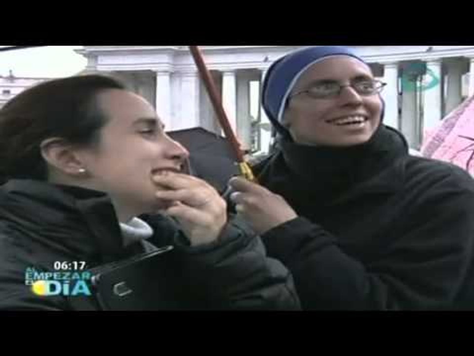 Miles de personas expectantes al humo blanco