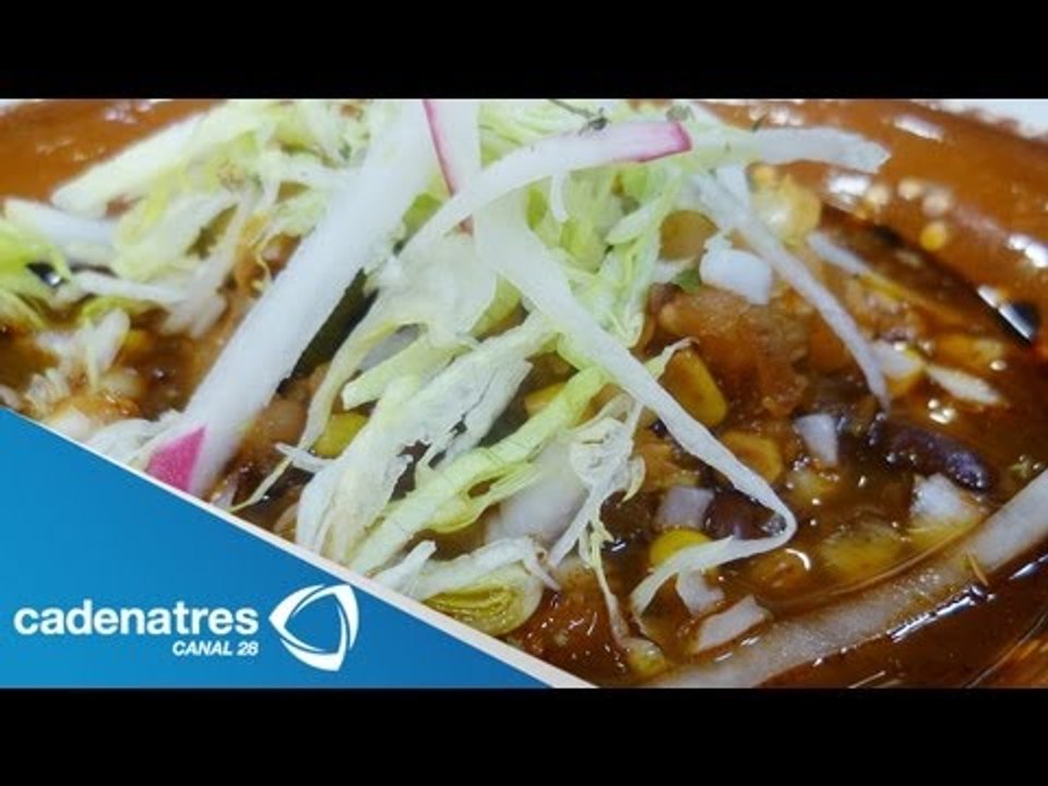 Receta para preparar pozole rojo vegetariano con frijoles. Receta de pozole / Comida mexicana