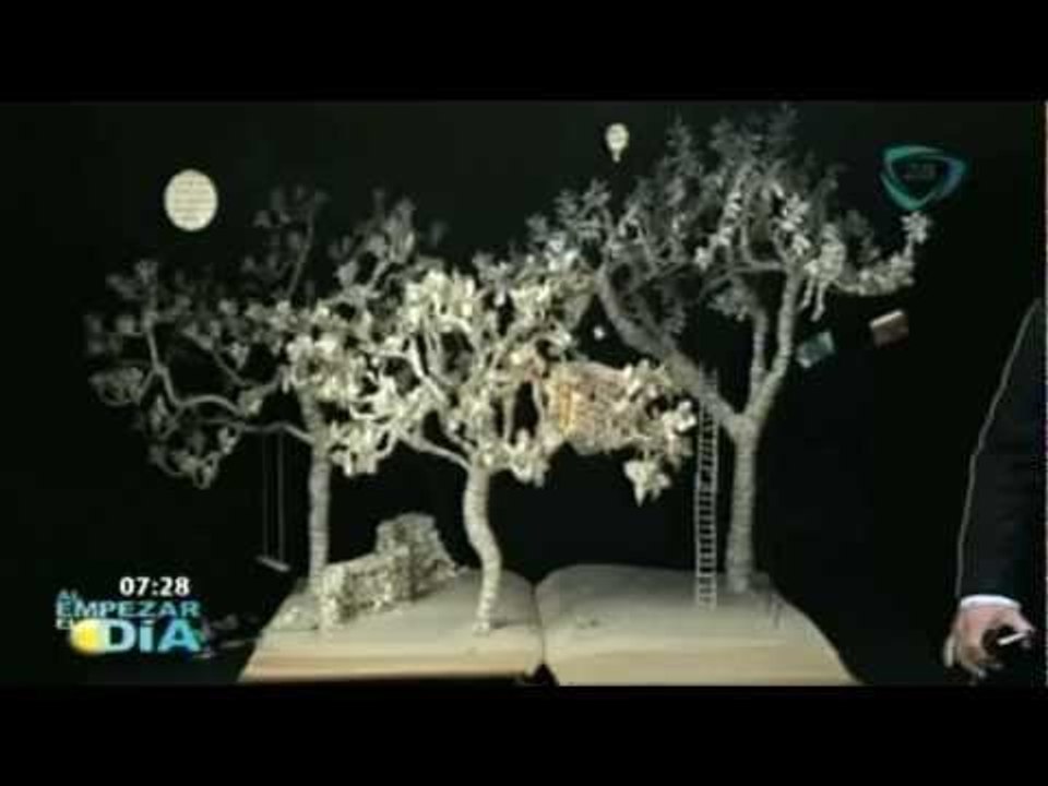 Esculturas con páginas de libros, sobre los propios libros