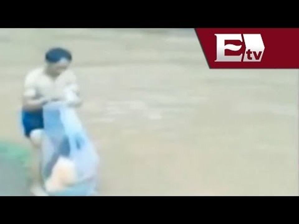 VIDEO: Cruzan a niños en bolsas de plástico por río de Vietnam  / Andrea Newman