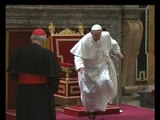 Papa Francisco se tropezó durante audiencia con cardenales (VIDEO)