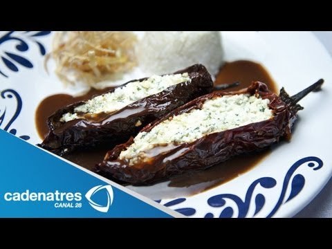 Receta de chiles morita rellenos de plátano macho. Receta de chiles / Comida mexicana