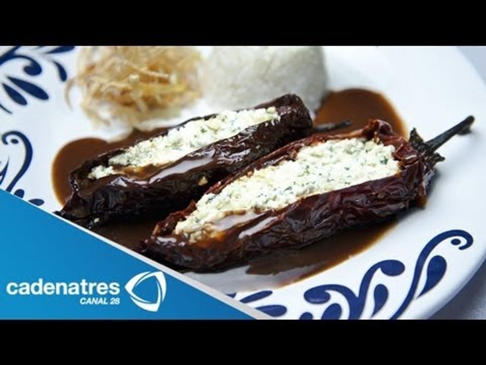 Receta de chiles morita rellenos de plátano macho.  Receta de chiles / Comida mexicana