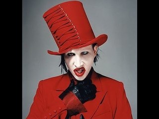 Marilyn Manson lanza bomba de humo en premiere de "Spring breakers" (VIDEO)