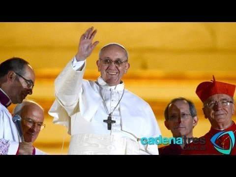 Jorge Mario Bergoglio aparece en el balcón como papa Francisco